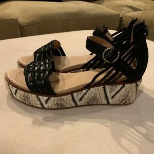 Sundance Black Tan 8.5 Platform Sandals  Never Worn Travel Scandi Normcore